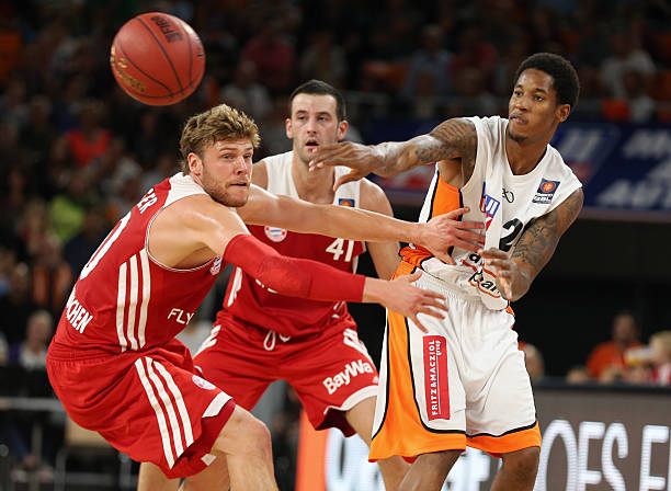 两人虽定位 两人虽定位